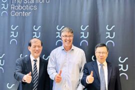 亞洲大學校長蔡進發(右)前進美國，參訪全球機器人研究重鎮史丹佛機器人中心（SRC），由SRC執行總監Steve Cousins(中)親自接待，並與中國醫藥大學附設醫院院長周德陽(左)合影。(圖/亞洲大學提供)