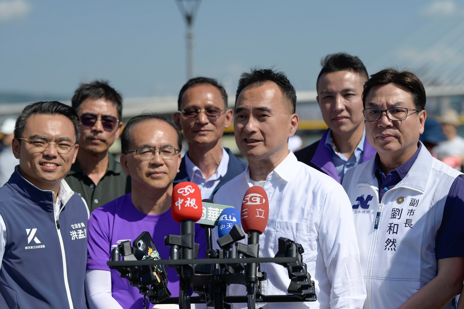 藝術總監李立亨表示,淡江大橋由扎哈設計,透過藝術季邀民眾走進橋梁,感受公共藝術魅力。(圖/主辦單位)