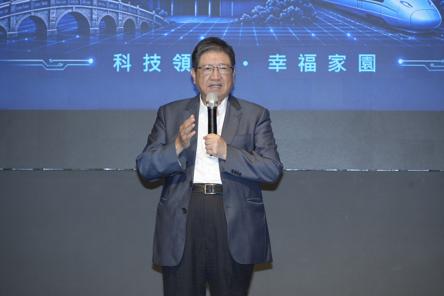 新竹縣長楊文科致詞表示，新竹縣將以AI科技與數據治理為核心，推動智慧城市發展，從公共安全到民生服務全面升級，打造更安全、更便利的幸福科技城市。(圖/新竹縣政府提供)