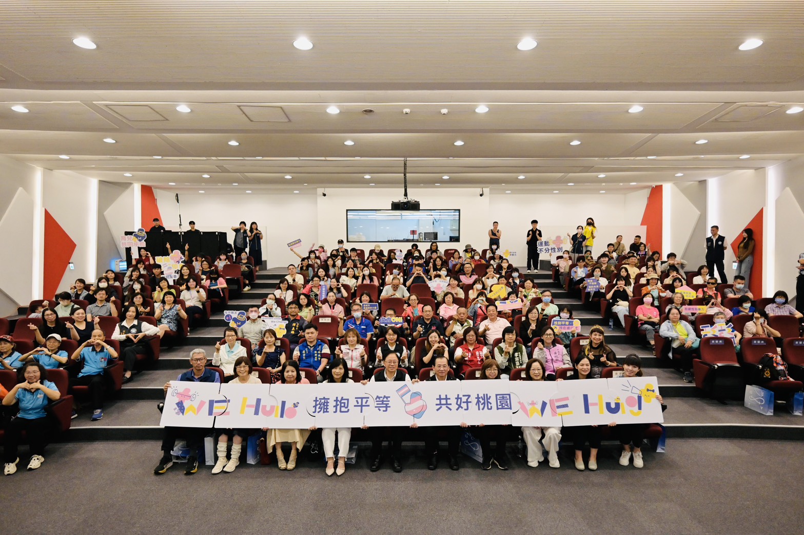 結合音樂展演與性平宣言儀式,透過多元演出與拼圖象徵,傳遞平權、包容與世代共好的理念。(照片提供/桃園市政府性別平等辦公室)