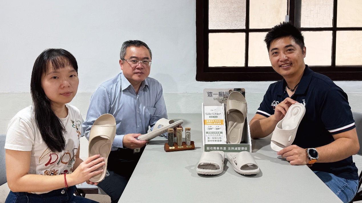 農業部茶及飲料作物改良場 加工技術科科長與副研究員(左) 與太松企業副總(右) （圖 /太松企業提供）