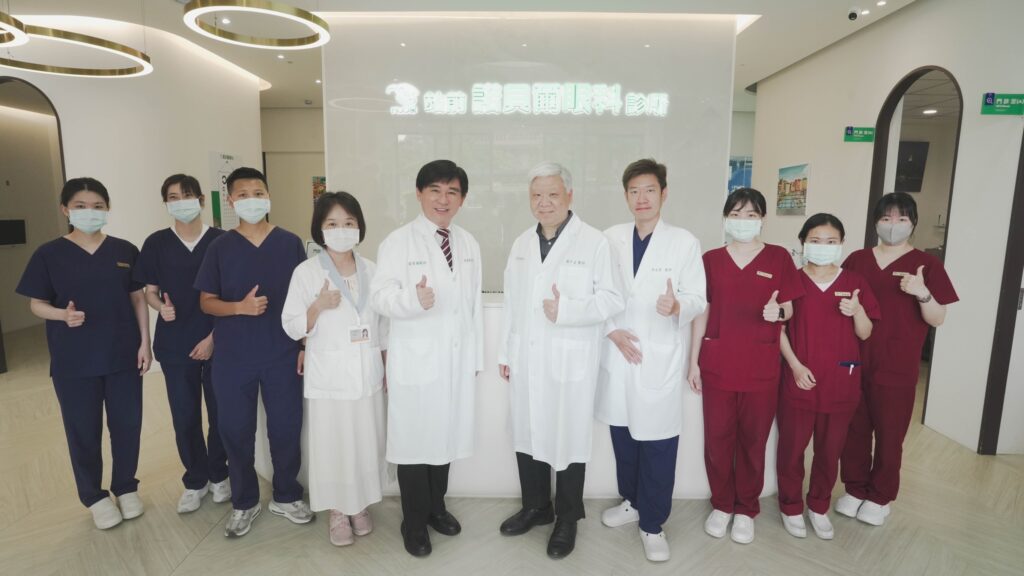 視網膜專家門診醫療團隊大合照；張朝凱教授(左5)、楊中美教授(中)、胡自得院長(右4)。諾貝爾眼科/提供