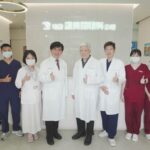視網膜專家門診醫療團隊大合照；張朝凱教授(左5)、楊中美教授(中)、胡自得院長(右4)。諾貝爾眼科/提供