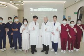 視網膜專家門診醫療團隊大合照；張朝凱教授(左5)、楊中美教授(中)、胡自得院長(右4)。諾貝爾眼科/提供