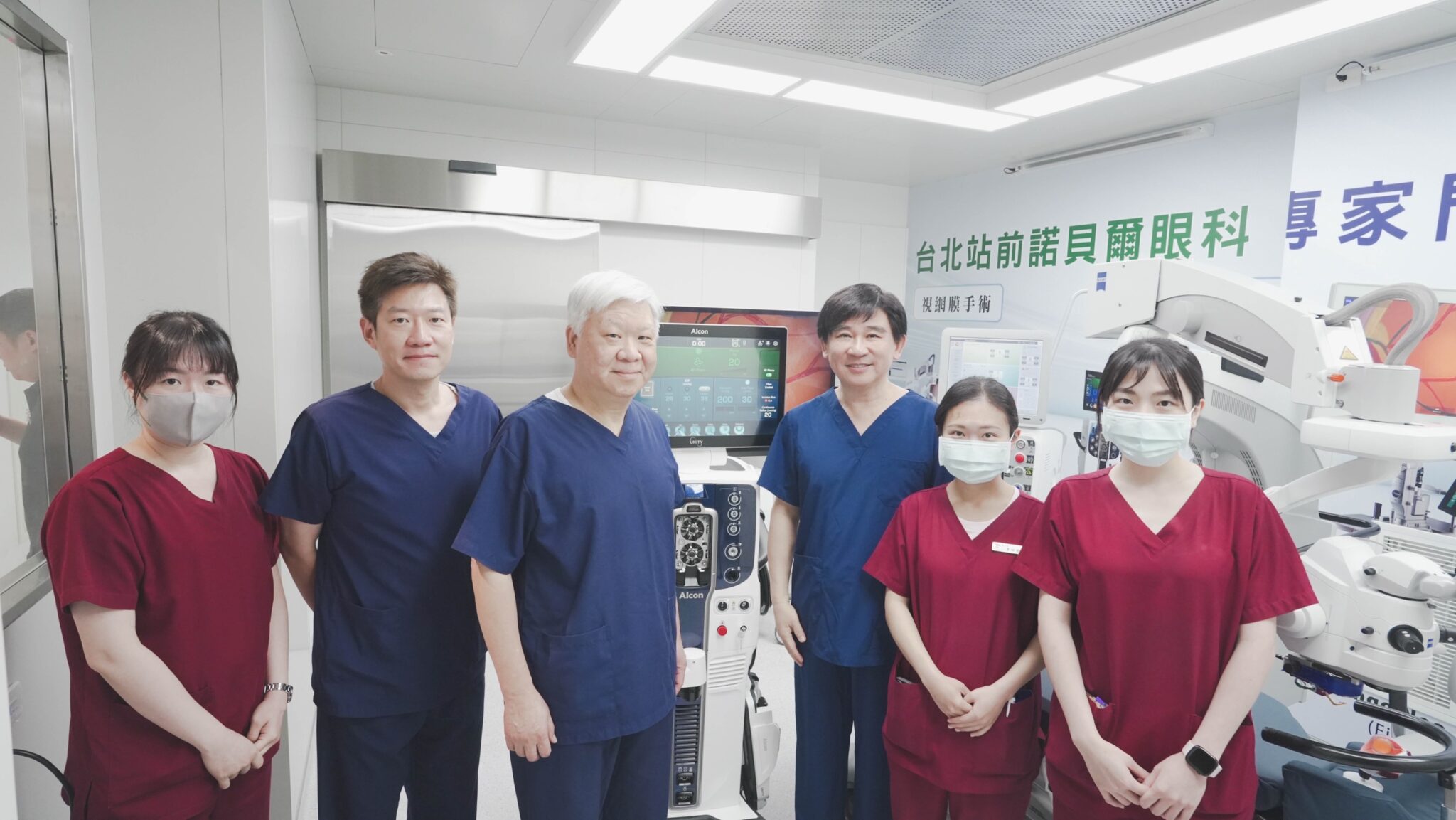 胡自得醫師(左2)、楊中美教授(中)、張朝凱教授(右3)與醫護人員在全新高階精密手術室合照。諾貝爾眼科/提供