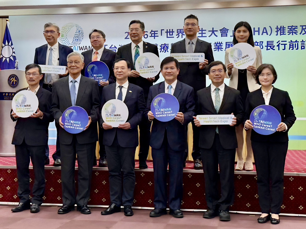 衛生福利部部長石崇良(前排左3)與外交部部長林佳龍(前排右3)出席【2026WHA臺灣智慧醫療與健康產業展覽會】展前記者會,馬偕紀念醫院總院長張文瀚(後排中)獲邀擔任國家代表隊團長,展現臺灣智慧醫療實力。馬偕紀念醫院/提供