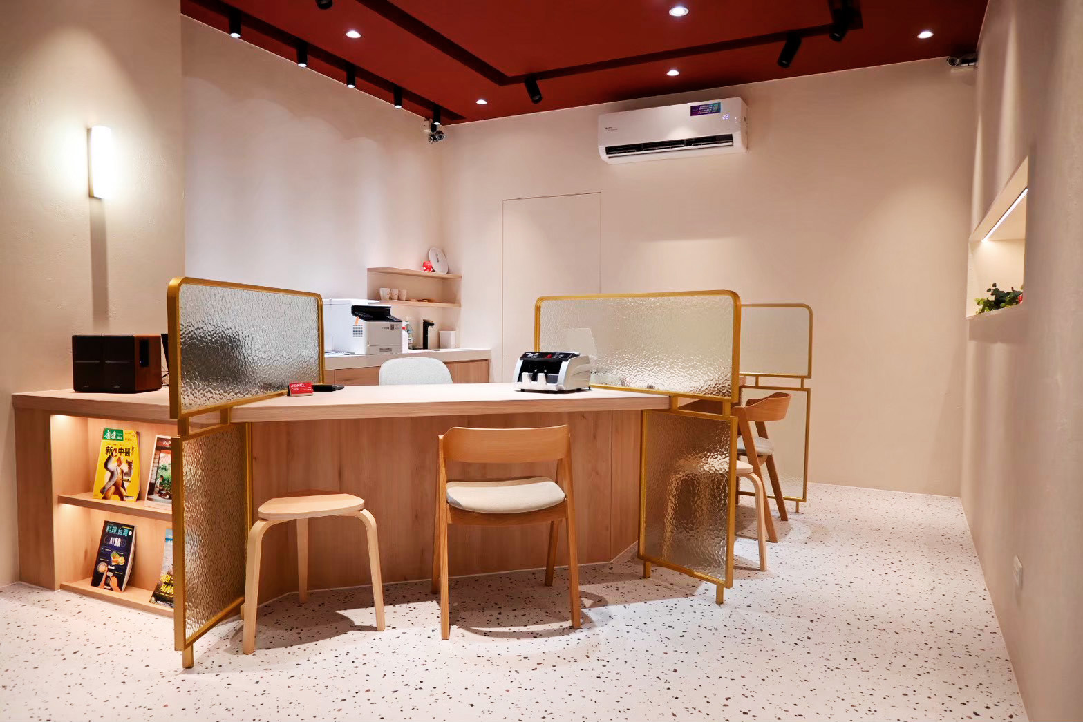 JEWEL CAFE門市多設於捷運站或商圈周邊,採明亮開放空間設計。JEWEL CAFE 桂麗金/提供