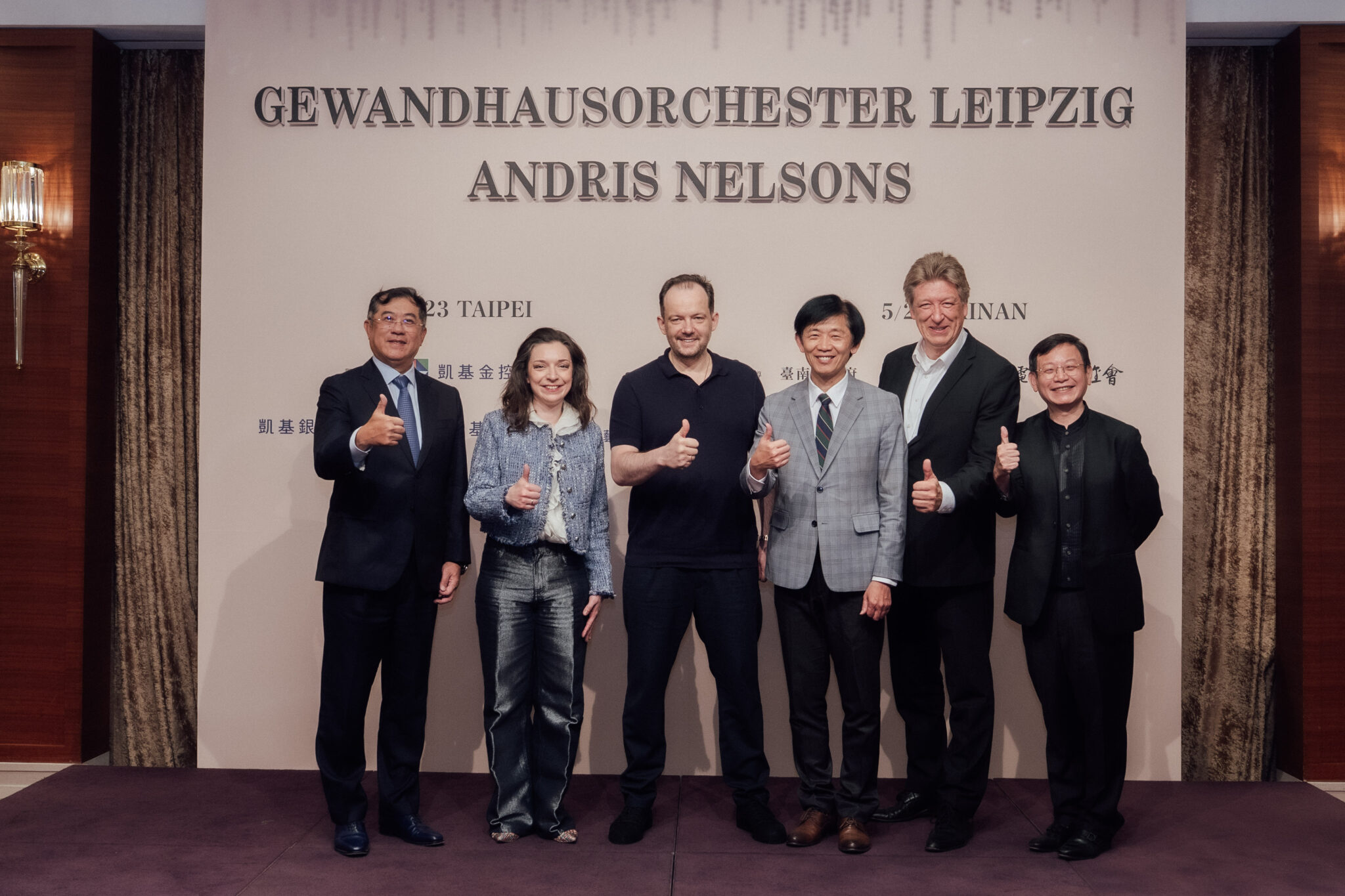 從左至右排列-凱基證券 林志宏 總經理、鋼琴家阿芙蒂耶娃、樂團音樂總監尼爾森斯、臺南市政府 葉澤山 副市長、樂團行政總監舒茲、台積電文教基金會 許峻郎 執行長。（圖／牛耳藝術提供）