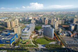 桃園高鐵站前複合開發案完工模擬示意圖，整體建築量體以現代玻璃帷幕與垂直立面設計呈現，結合商辦與公共空間規劃，展現站前門戶新地標意象。（模擬示意圖/中昕金屬股份有限公司）