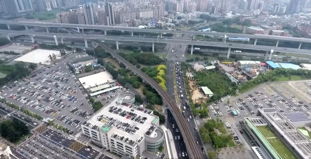 「新桃林線」輕軌計畫今年送中央審查，串聯起林口與桃園之間的產業走廊。（新北市政府／桃園市政府影片截圖）