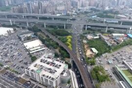 「新桃林線」輕軌計畫今年送中央審查，串聯起林口與桃園之間的產業走廊。（新北市政府／桃園市政府影片截圖）