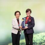 2026 年第 22 屆《遠見》ESG 企業永續獎，磊山保經以「用戲劇教育，為孩子找到『說』的出口」方案，榮獲「教育推廣組 中小企業獎」董事長李佳蓉參與盛會，接受此殊榮肯定。左為遠見-天下文化發行人 王力行，右為磊山保經董事長李佳蓉。(圖/磊山保經提供)