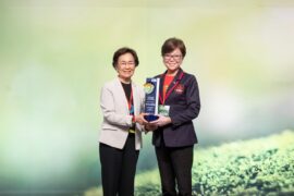 2026 年第 22 屆《遠見》ESG 企業永續獎，磊山保經以「用戲劇教育，為孩子找到『說』的出口」方案，榮獲「教育推廣組 中小企業獎」董事長李佳蓉參與盛會，接受此殊榮肯定。左為遠見-天下文化發行人 王力行，右為磊山保經董事長李佳蓉。(圖/磊山保經提供)