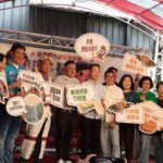 新北市烏來區公所舉辦「115年烏來觀光季－溫泉趣．泰雅情 漫遊烏來小旅行」開幕活動，與會貴賓手持特色標語合影，宣告烏來觀光季正式啟動，邀請民眾深入體驗泰雅文化與溫泉山城魅力。(圖/新北市烏來區公所提供)