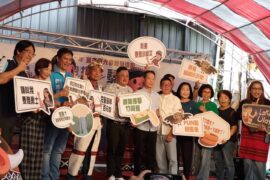 新北市烏來區公所舉辦「115年烏來觀光季－溫泉趣．泰雅情 漫遊烏來小旅行」開幕活動，與會貴賓手持特色標語合影，宣告烏來觀光季正式啟動，邀請民眾深入體驗泰雅文化與溫泉山城魅力。(圖/新北市烏來區公所提供)