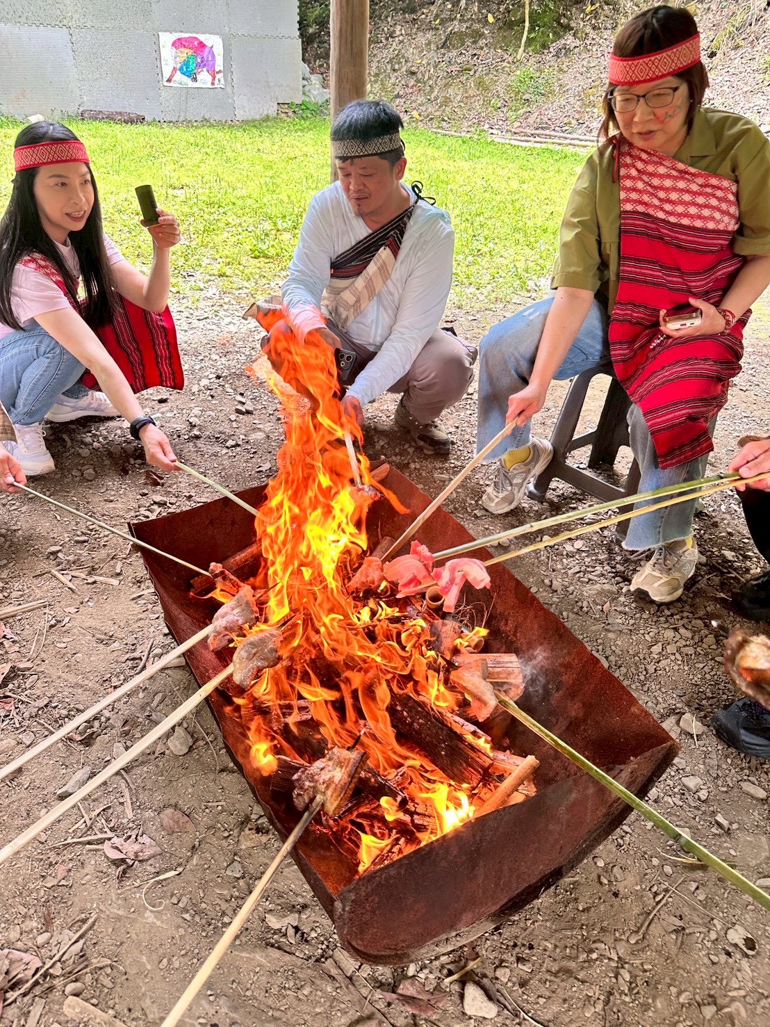 遊客在「漫遊烏來小旅行」活動中體驗泰雅傳統炭火烤肉文化,圍繞營火親手燒烤食材,感受原鄉部落熱情與山林生活樂趣。(圖/新北市烏來區公所提供)