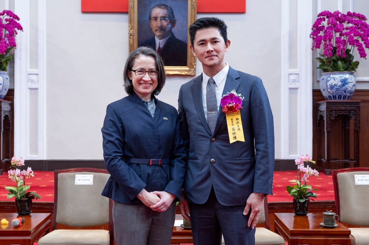 副總統蕭美琴(左)與婕樂纖創辦人呂世博(右)合影。婕樂纖/提供