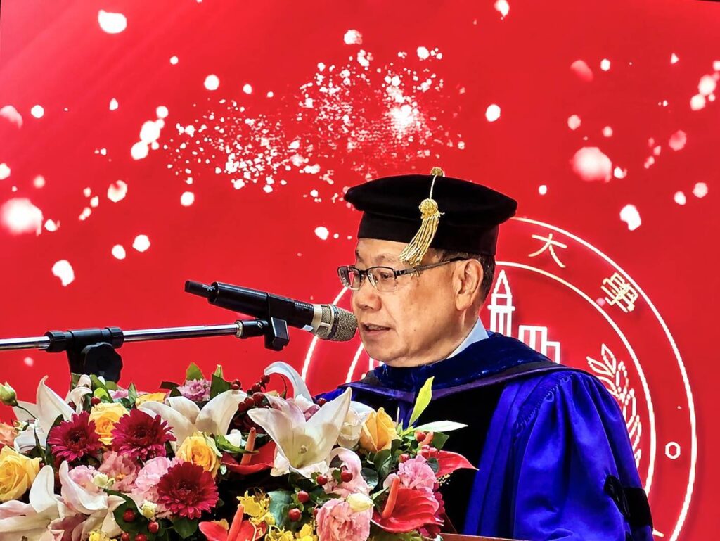 蔡進發校長以「這是你們的時代」為題發表感人致詞，以溫暖而堅定的語氣，向全體畢業生，送上一封獻給AI世代青年的人生信。(圖/亞洲大學提供)