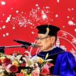 蔡進發校長以「這是你們的時代」為題發表感人致詞，以溫暖而堅定的語氣，向全體畢業生，送上一封獻給AI世代青年的人生信。(圖/亞洲大學提供)