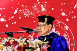 蔡進發校長以「這是你們的時代」為題發表感人致詞，以溫暖而堅定的語氣，向全體畢業生，送上一封獻給AI世代青年的人生信。(圖/亞洲大學提供)