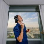 台北新板希爾頓攜手美國音響品牌 BOSE 推出「Holiday Vibes with BOSE」聯名住房專案，打造沉浸式感官旅宿體驗。圖為新板希爾頓酒店提供