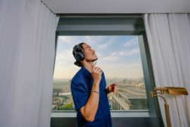 台北新板希爾頓攜手美國音響品牌 BOSE 推出「Holiday Vibes with BOSE」聯名住房專案，打造沉浸式感官旅宿體驗。圖為新板希爾頓酒店提供