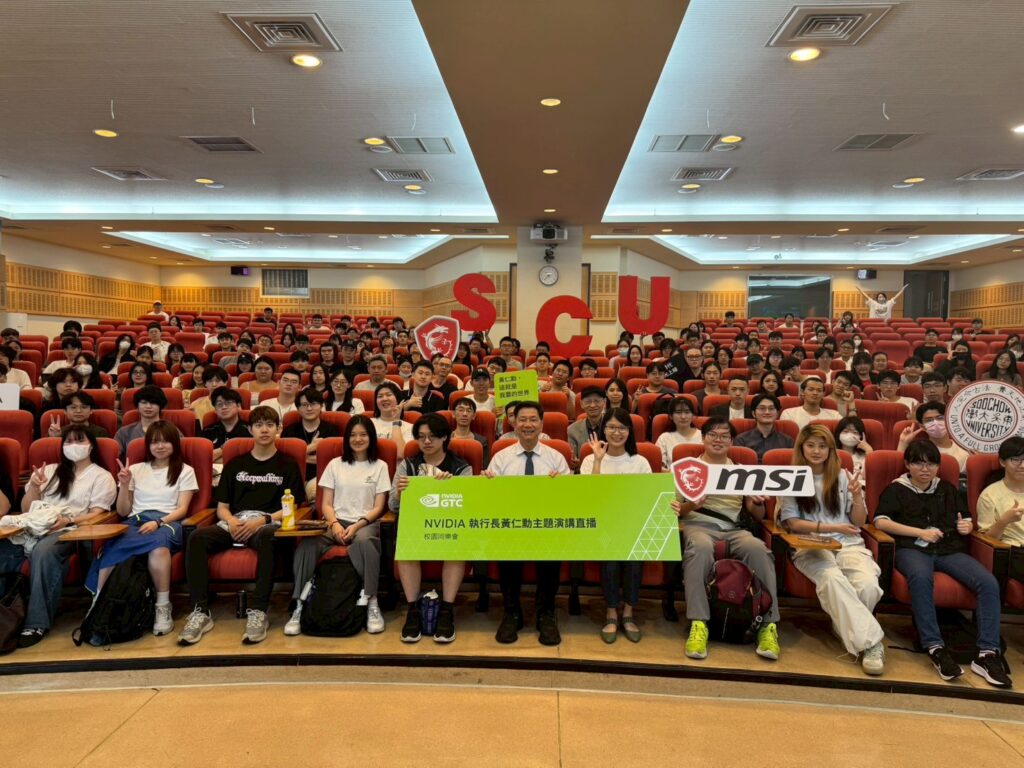 東吳大學 NVIDIA Watch Party 匯聚校內師生，共同參與科技盛會並留下大合影。(圖/東吳大學提供)