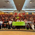 東吳大學 NVIDIA Watch Party 匯聚校內師生，共同參與科技盛會並留下大合影。(圖/東吳大學提供)