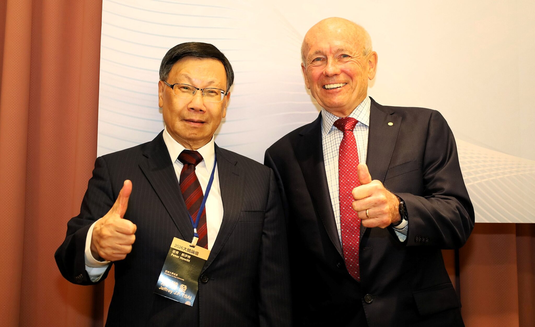 蔡進發校長於2026年5月與諾貝爾經濟學獎得主 Peter Howitt 教授合影,展現亞大國際學術交流量能。(圖/亞洲大學提供)