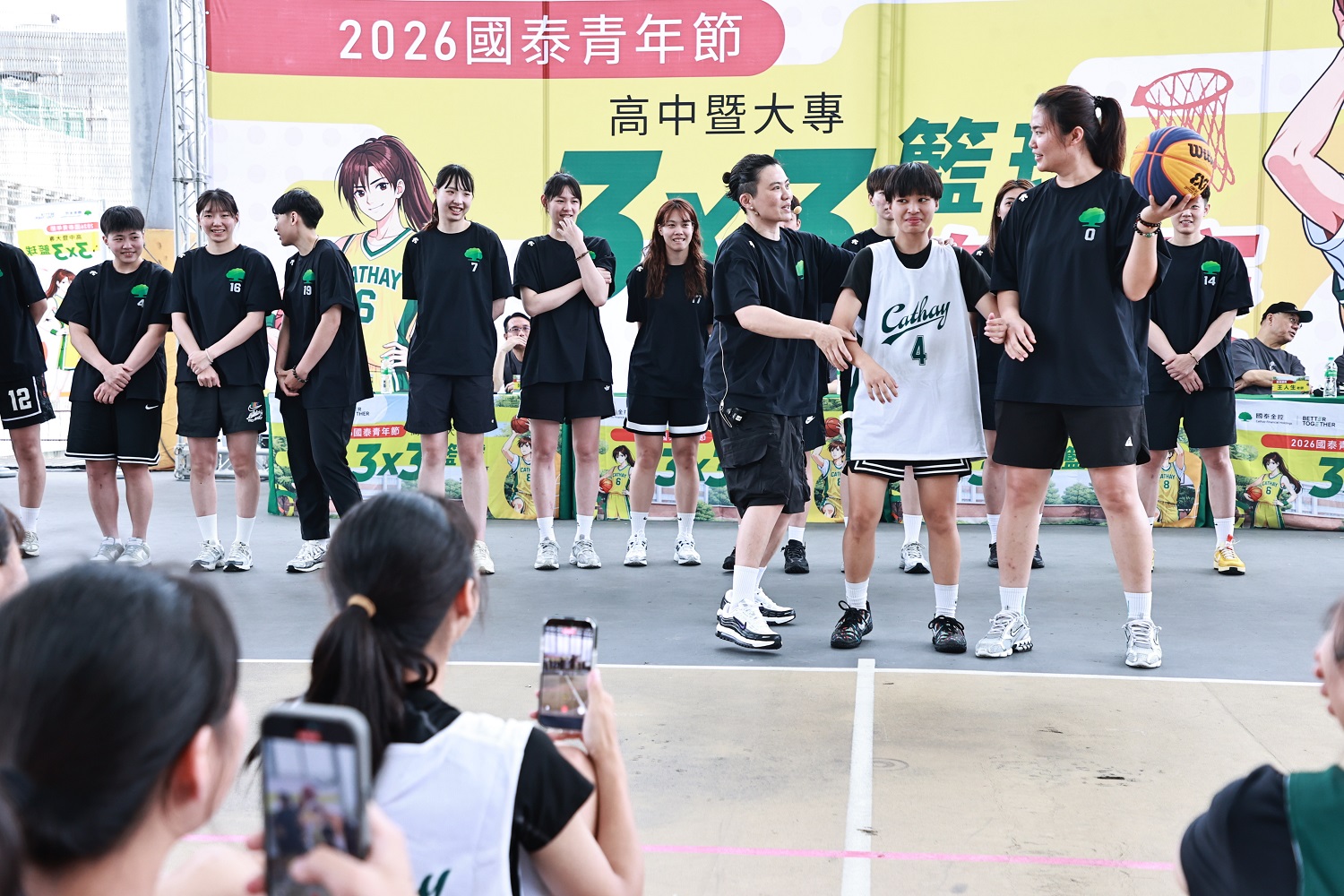 2026國泰高中暨大專3×3籃球賽,特別邀請國泰女籃的現役球員及教練藍浩語親臨總決賽現場,分享職業賽場經驗,與示範戰術技巧。(圖/國泰金控提供)