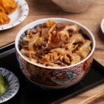 好市多一款「荷卡料理所日式牛丼」在網路社團引發話題。圖／翻攝自荷卡料理所