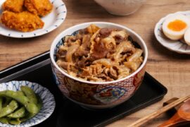 好市多一款「荷卡料理所日式牛丼」在網路社團引發話題。圖／翻攝自荷卡料理所