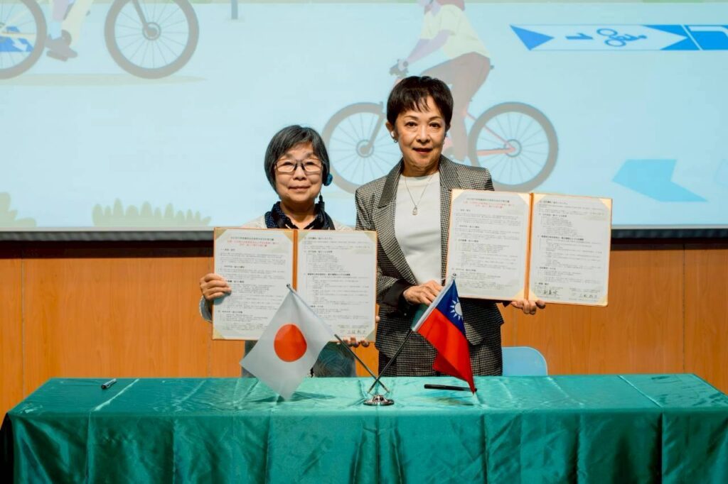 台灣自行車新文化基金會劉麗珠董事長與日本自行車利用環境向上會議全國委員會三國成子會長簽署台日自行車推廣與安全教育交流合作意向書。(圖/交通部提供)