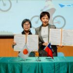 台灣自行車新文化基金會劉麗珠董事長與日本自行車利用環境向上會議全國委員會三國成子會長簽署台日自行車推廣與安全教育交流合作意向書。(圖/交通部提供)