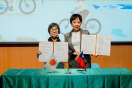 台灣自行車新文化基金會劉麗珠董事長與日本自行車利用環境向上會議全國委員會三國成子會長簽署台日自行車推廣與安全教育交流合作意向書。(圖/交通部提供)