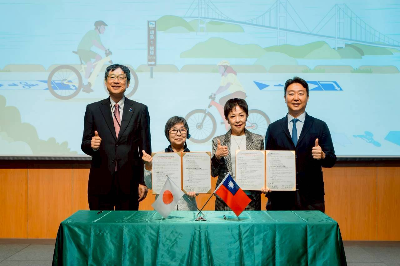 交通部陳世凱部長與日本台灣交流協會川合 現副代表見證台日民間團體簽署自行車推廣與安全教育交流合作意向書並合影。(圖/交通部提供)