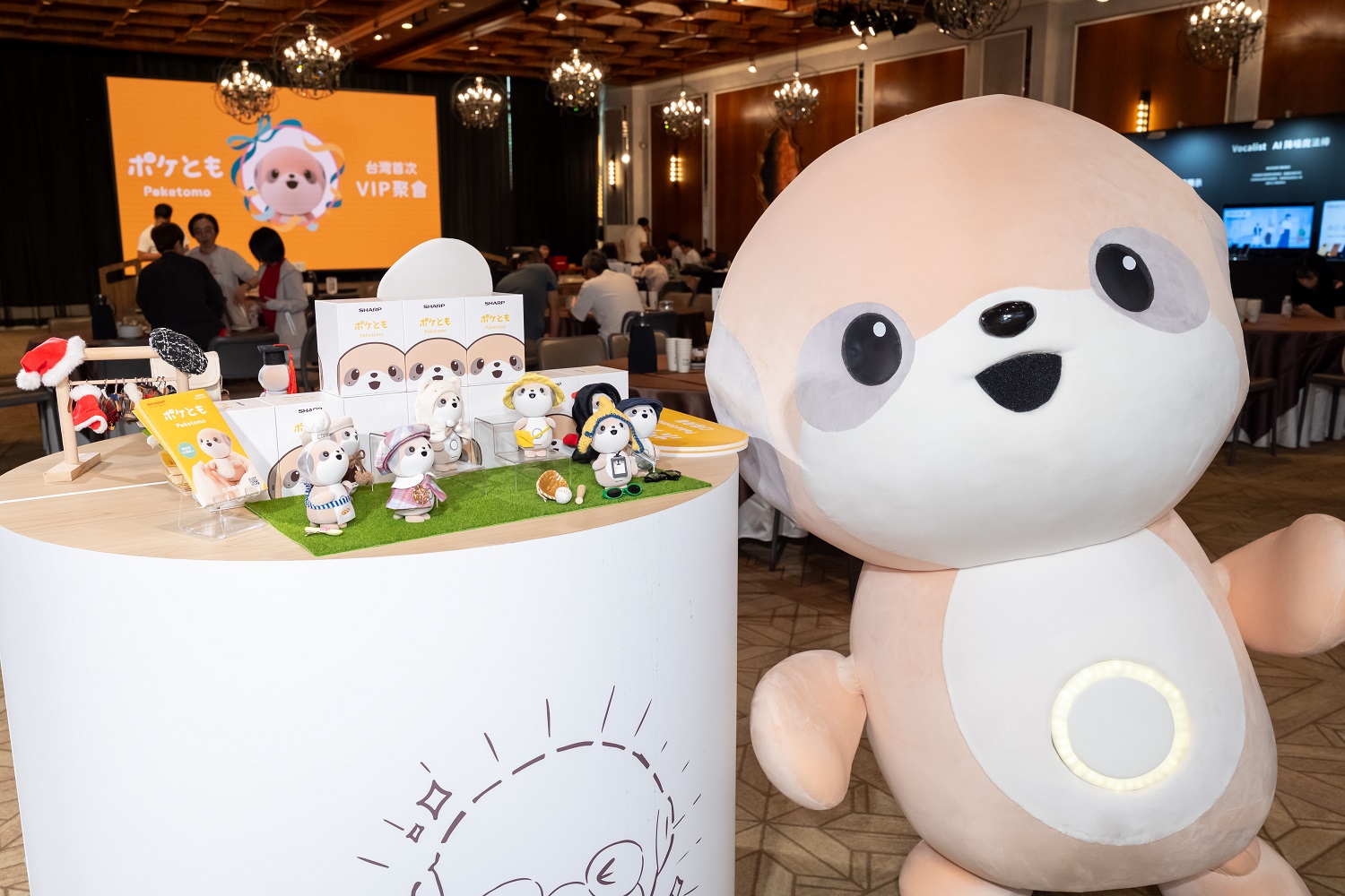 SHARP陪伴型AI機器人「Poketomo口袋同萌」正式在台上市,透過獨家AI技術累積對話記憶,越聊越懂你,打造有溫度的專屬陪伴體驗。(圖/主辦單位)