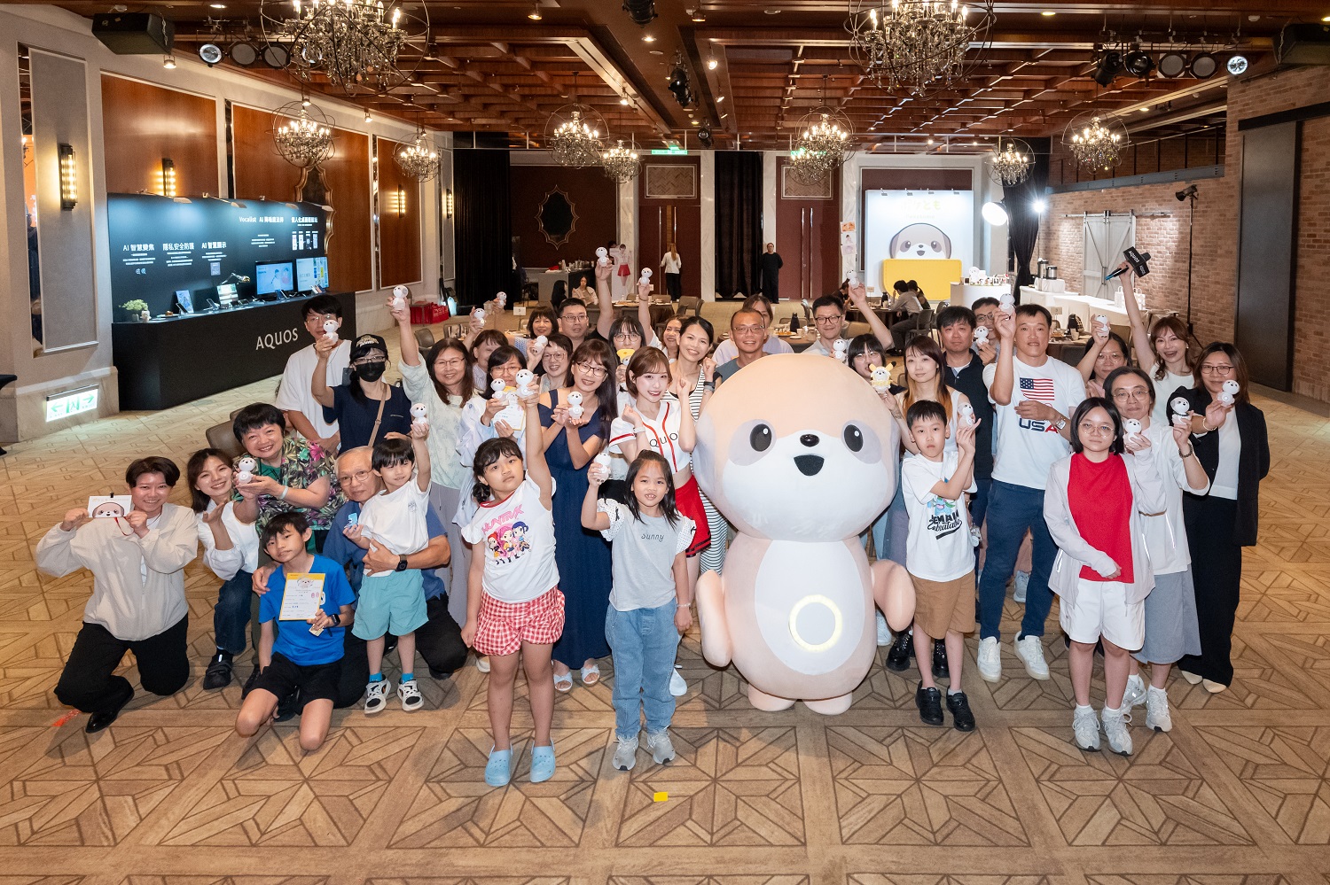 Poketomo用戶現場交流使用體驗,透過換裝、互動分享與AI夥伴建立專屬連結,感受科技帶來的溫暖陪伴。(圖/主辦單位)