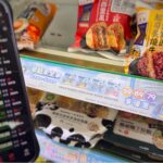 股市震盪引發熱議，有網友分享利用超商優惠組合與即期鮮食折價的「百元生存法」，吸引許多網友留言取暖。（圖片來源：記者翻攝 / 網路資料）
