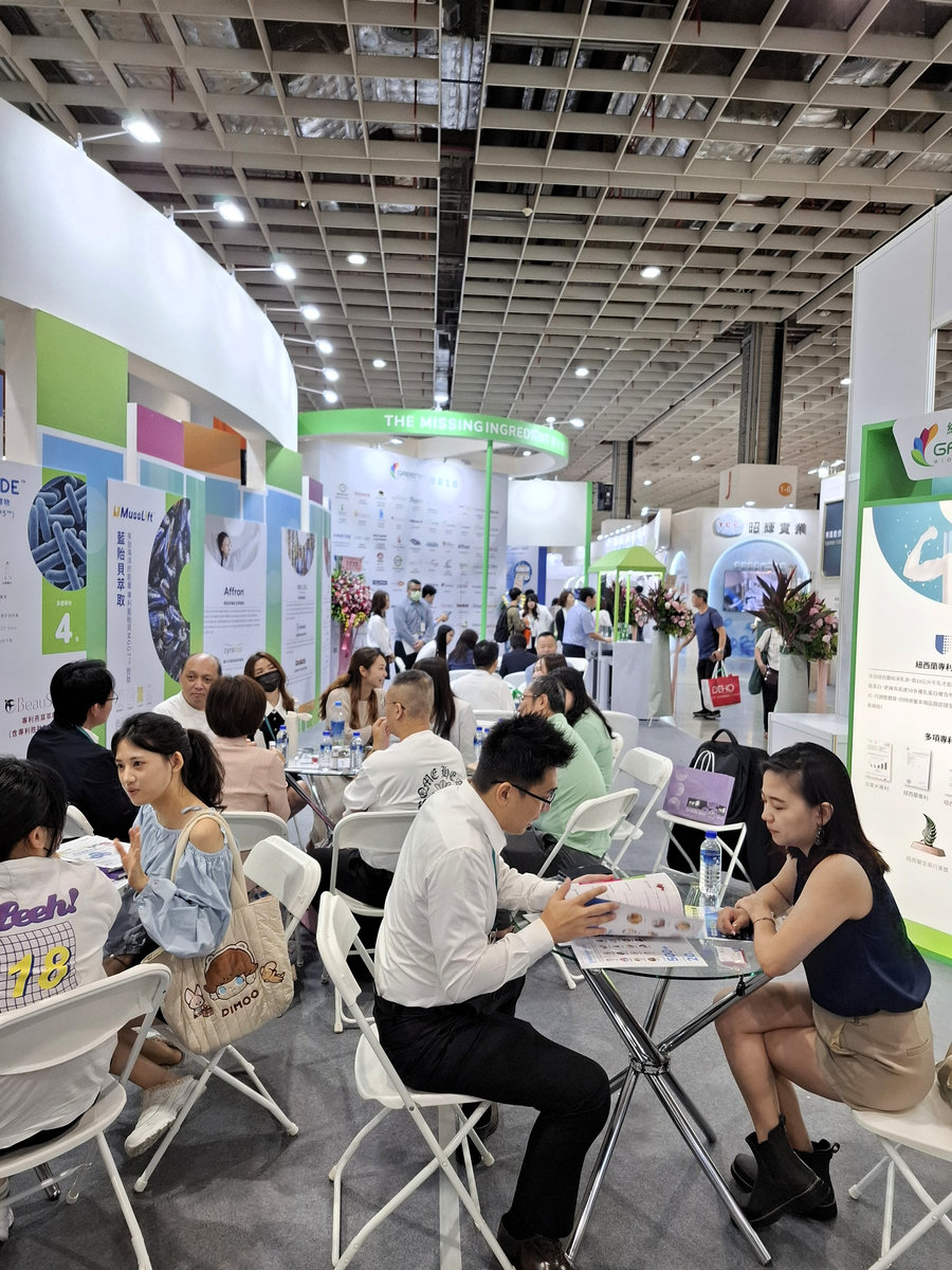 眾多來自國內外參觀客戶前來洽詢。圖/綠茵生技提供
