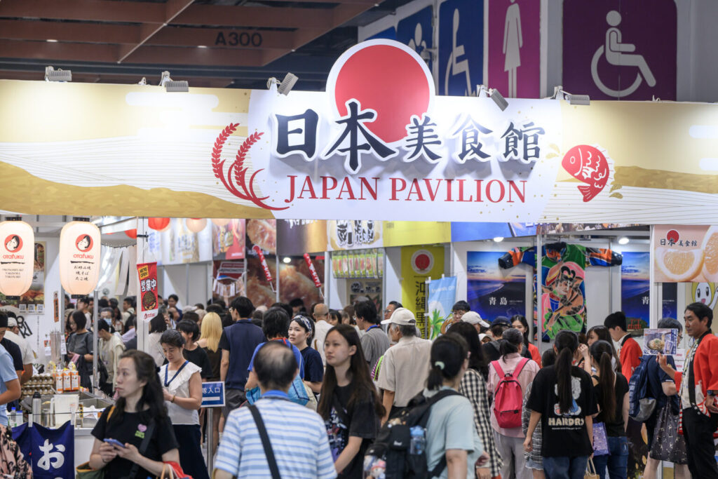 2026台灣美食展熱鬧登場，日本美食館以醒目的大型入口意象迎賓，集結各地特色美食、伴手禮及觀光資訊，吸引大批民眾進場參觀，成為展場人氣焦點之一。 （圖／主辦單位提供）