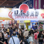 2026台灣美食展熱鬧登場，日本美食館以醒目的大型入口意象迎賓，集結各地特色美食、伴手禮及觀光資訊，吸引大批民眾進場參觀，成為展場人氣焦點之一。 （圖／主辦單位提供）