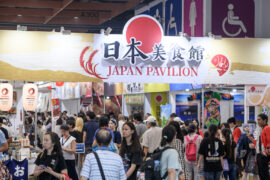 2026台灣美食展熱鬧登場，日本美食館以醒目的大型入口意象迎賓，集結各地特色美食、伴手禮及觀光資訊，吸引大批民眾進場參觀，成為展場人氣焦點之一。 （圖／主辦單位提供）
