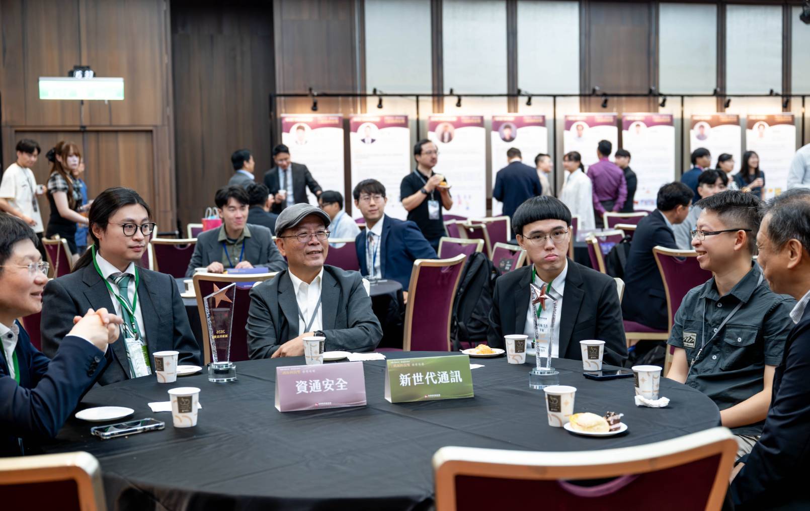 鴻海科技獎得主與業師於圓桌交流環節進行產學交流。(圖/主辦單位)