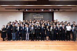 2026鴻海科技獎頒獎典禮24名碩博士生榮獲研究獎勵金與鴻海實習機會。(圖/主辦單位)