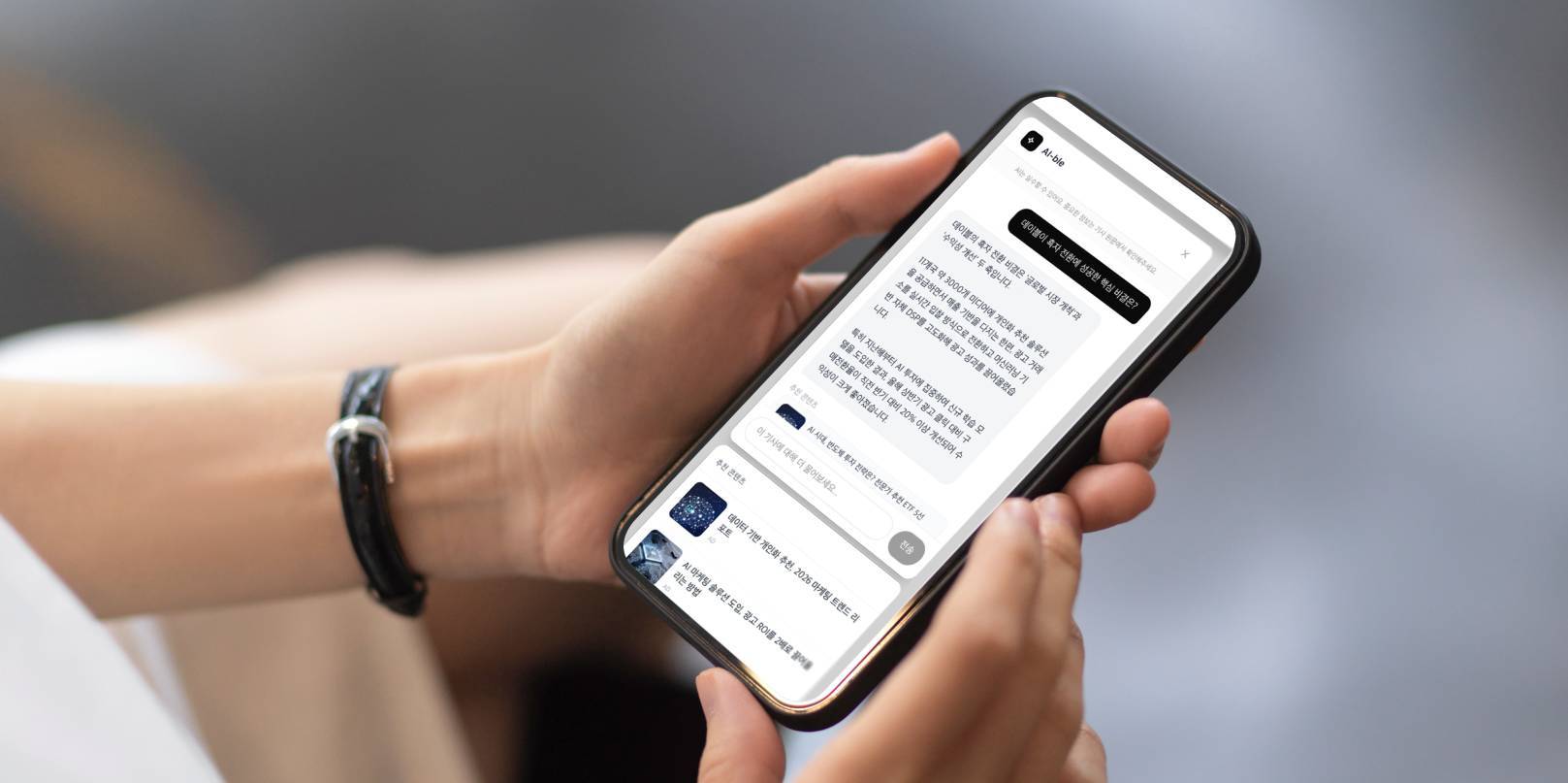 「AI-ble」以推薦問題卡片與對話視窗形式,嵌入新聞內文,讓讀者邊讀邊問、留在報導裡。(圖/Dable提供)