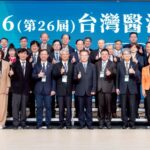 （開幕式貴賓由左至右：健保署署長陳亮妤〔左二〕、立法委員陳菁徽〔左三〕、台灣醫事法律學會理事長張朝凱教授〔左四〕、衛生福利部部長石崇良〔左五〕、司法院代理院長謝銘洋〔中〕、法務部政務次長黃謀信〔右五〕、台灣醫事法律學會秘書長胡峰賓〔右四〕、立法委員王正旭〔右三〕、全民健康保險會主任委員周麗芳〔右二〕。台灣醫事法律學會/提供