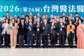 （開幕式貴賓由左至右：健保署署長陳亮妤〔左二〕、立法委員陳菁徽〔左三〕、台灣醫事法律學會理事長張朝凱教授〔左四〕、衛生福利部部長石崇良〔左五〕、司法院代理院長謝銘洋〔中〕、法務部政務次長黃謀信〔右五〕、台灣醫事法律學會秘書長胡峰賓〔右四〕、立法委員王正旭〔右三〕、全民健康保險會主任委員周麗芳〔右二〕。台灣醫事法律學會/提供
