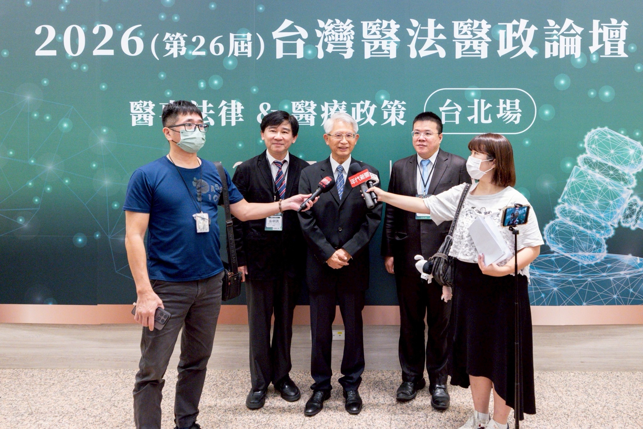 台灣醫事法律學會理事長張朝凱教授(左)與司法院代理院長謝銘洋(中)及全國律師聯合會醫藥及健保法制委員會主委胡峰賓(右) 採訪合影。台灣醫事法律學會/提供
