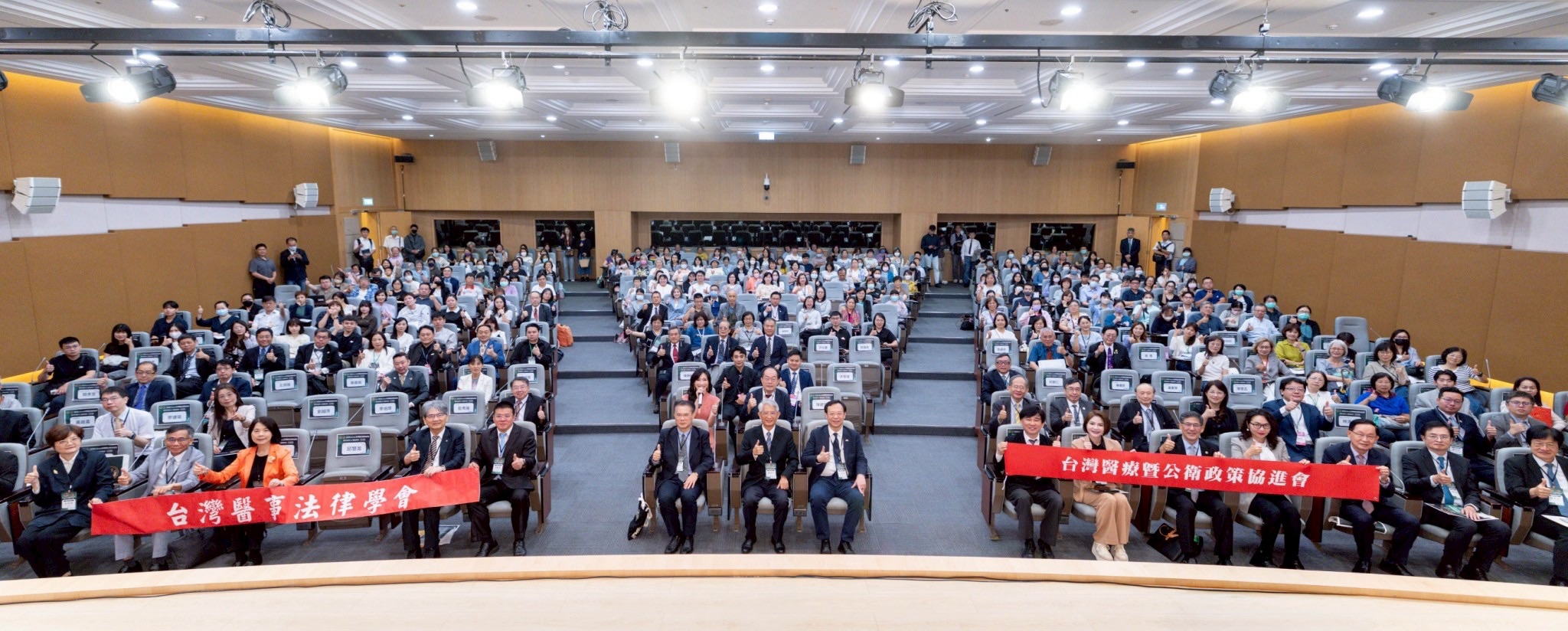 2026第26屆台灣醫法醫政論壇全體參與貴賓合影。台灣醫事法律學會/提供